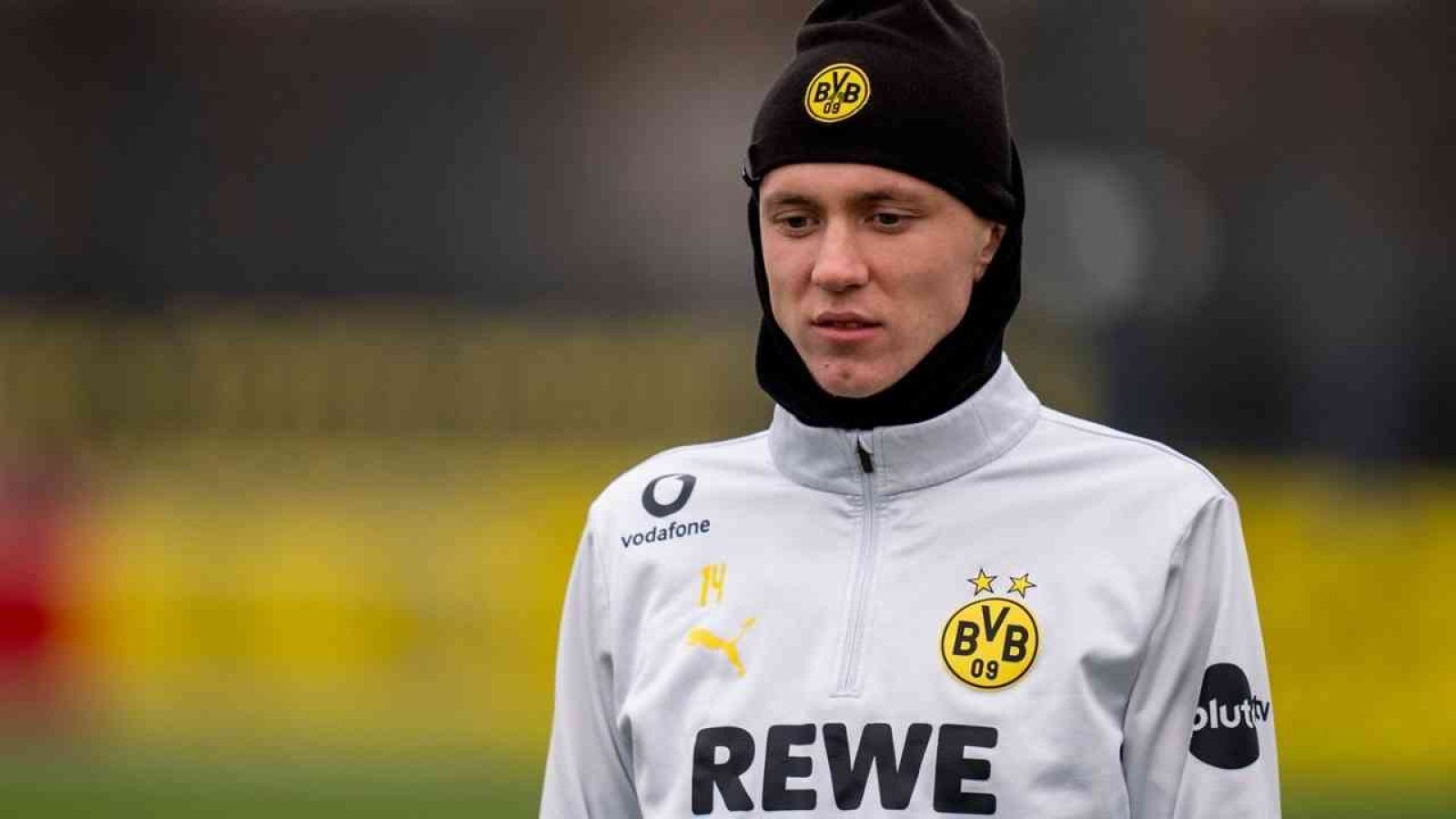 Fußballspieler von Borussia Dortmund in Trainingskleidung mit Logo und Kapuze während einer Übungseinheit.