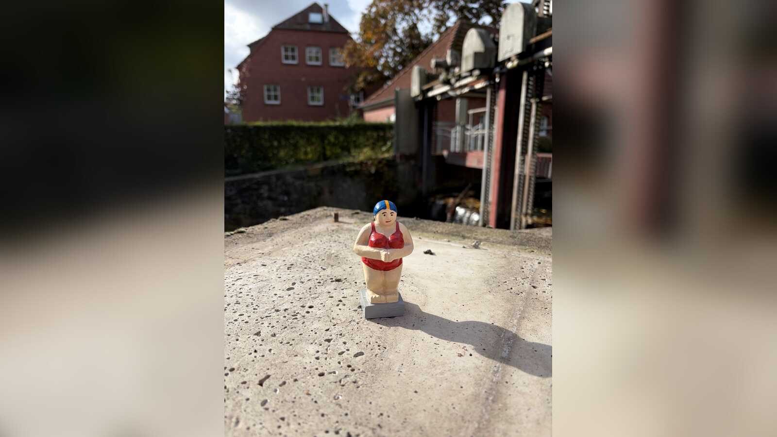 Leerer Sockel der Skulptur Die Badende am Wehr beim Walkenbrückentor in Coesfeld