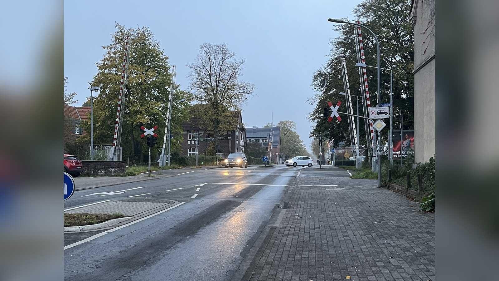 Bahnübergang an der Borkener Straße in Coesfeld in der Dämmerung