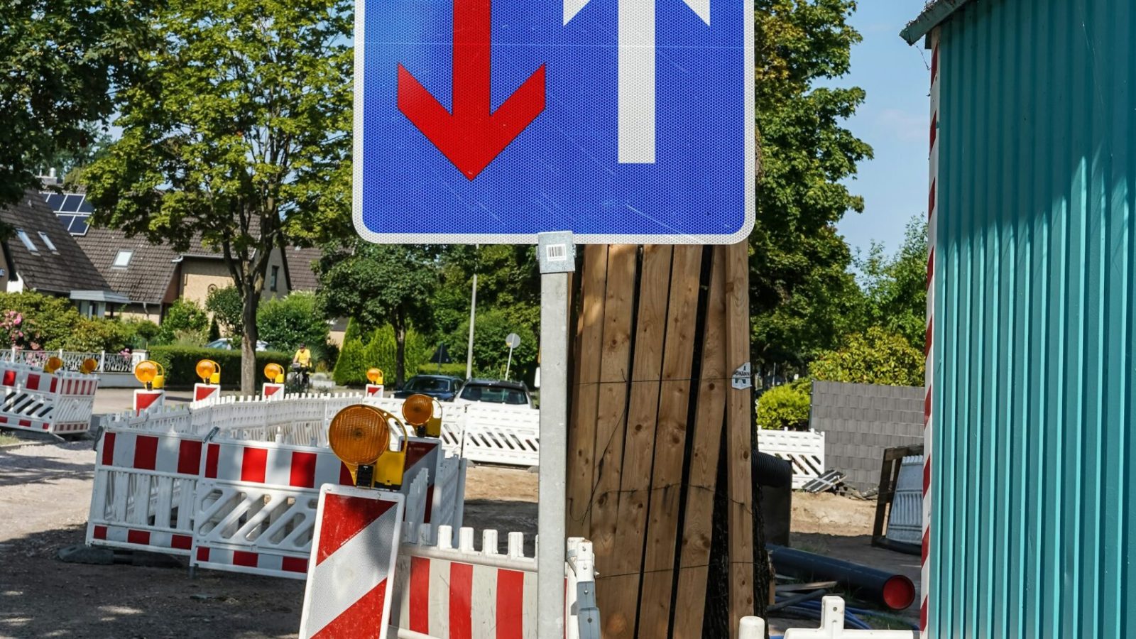 Verkehrsschilder an einer Baustelle, Symbolbild für eine Straßensperrung