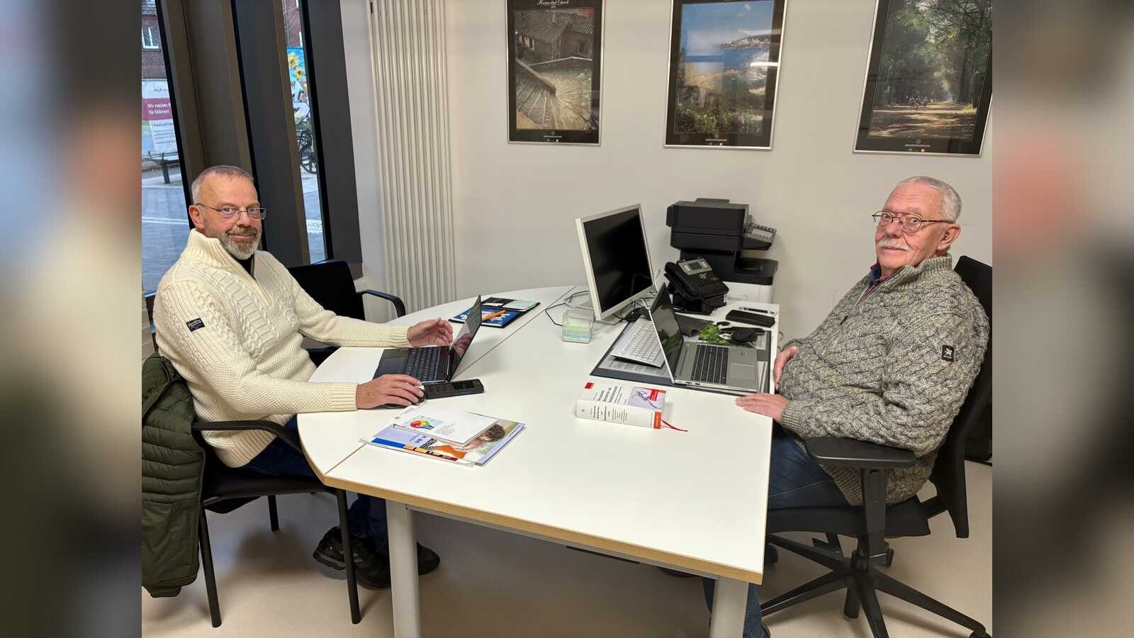 Siegfried Niggemann und Wolfgang Großmann, Behindertenbeauftragte der Stadt Dülmen, im Beratungsraum im einsA