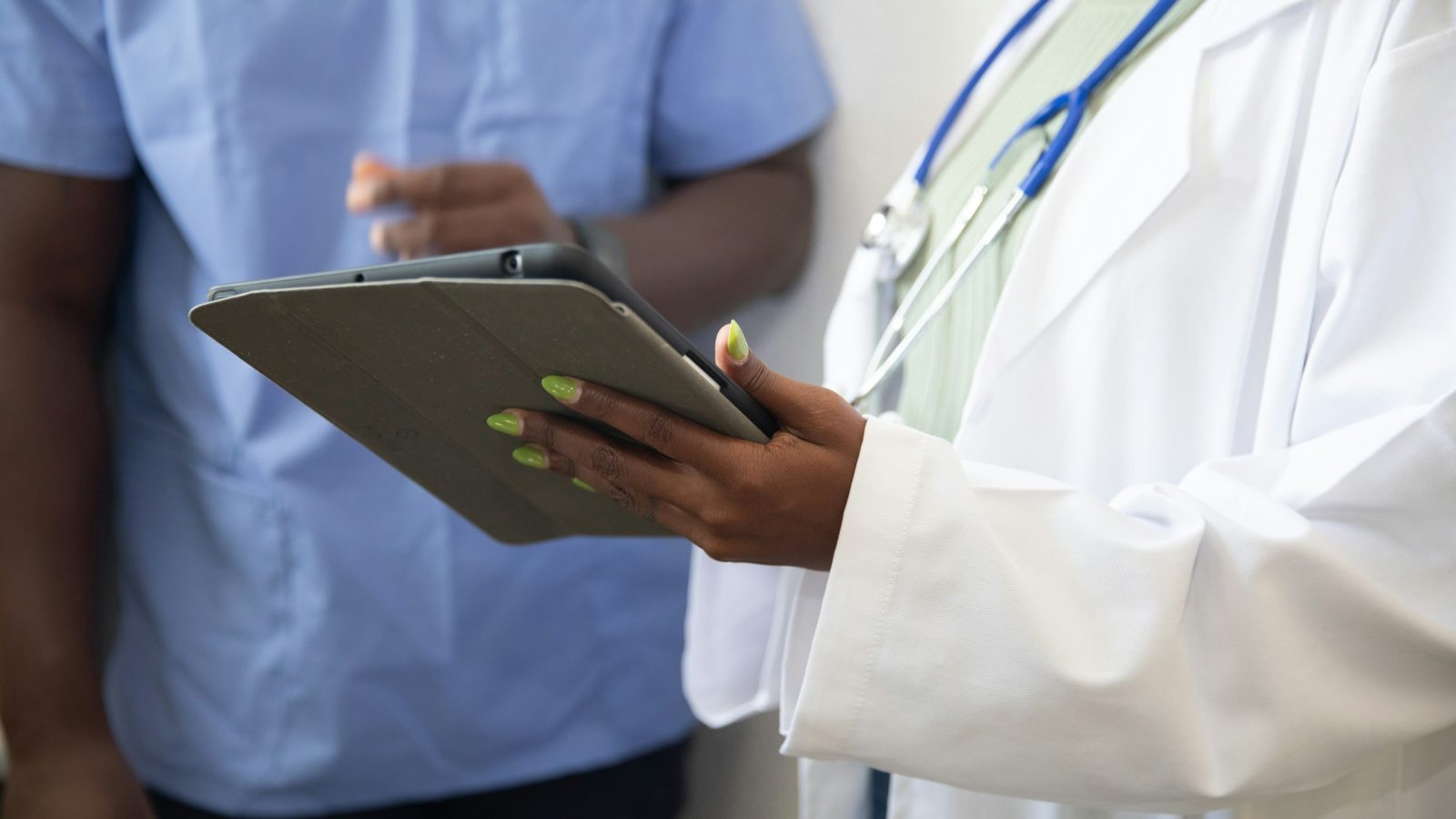 Arzt bespricht mit einer Patientin etwas auf einem Tablet, Symbolbild zum Landespatientenschutz