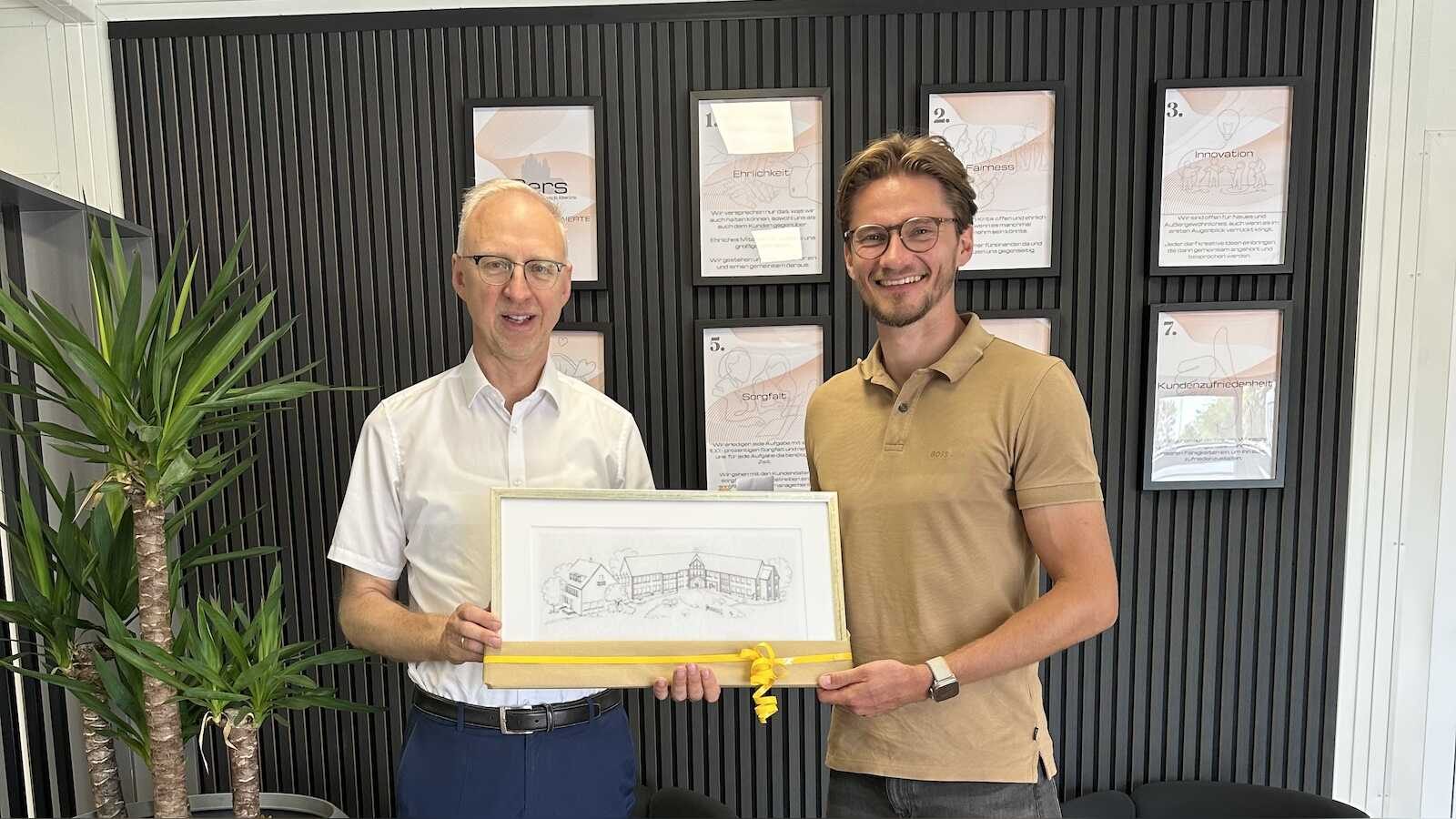 Bürgermeister Helmut Höke gratuliert Damian Gers zur Eröffnung des neuen Standorts