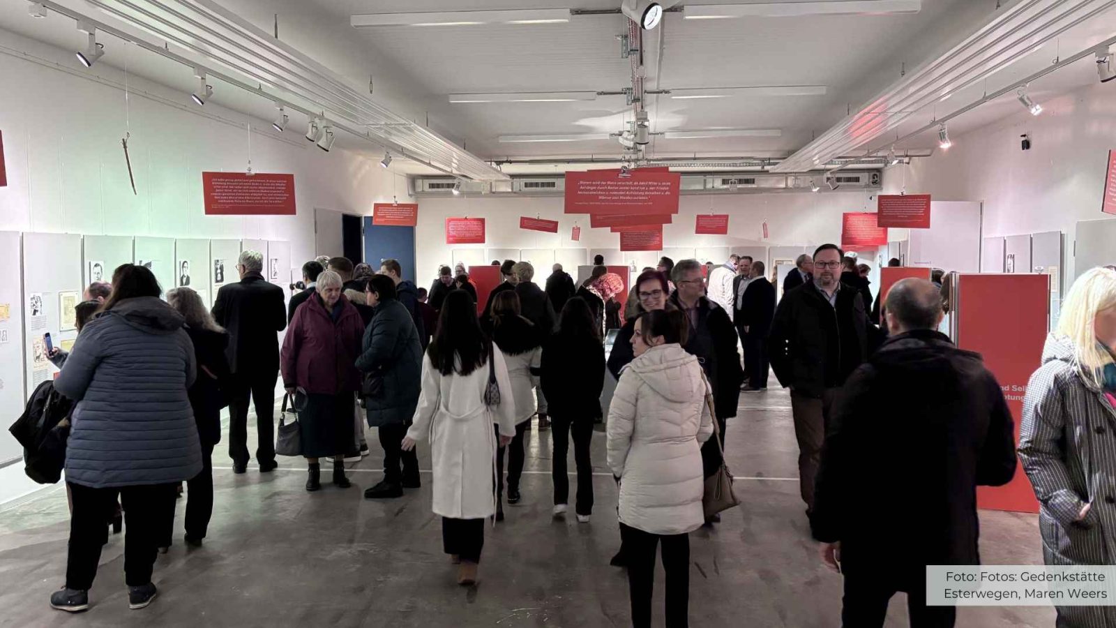 Besucher der Ausstellungseröffnung Fotos: Gedenkstätte Esterwegen, Maren Weers