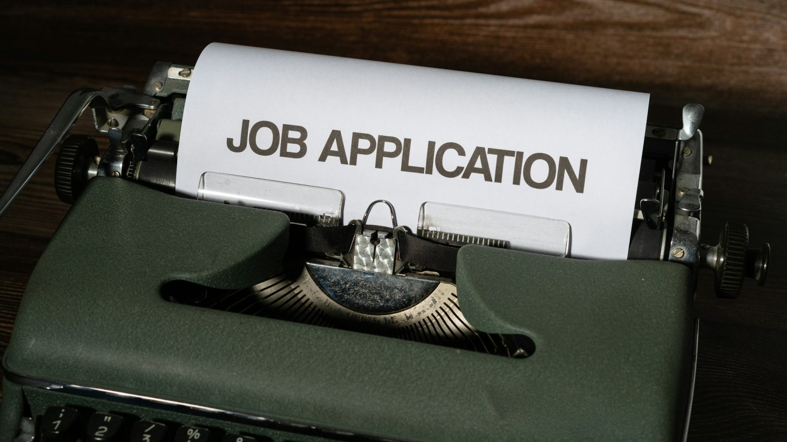 Symbolbild: Schriftzug Job Application als Sinnbild für Stellensuche und Arbeitsmarkt