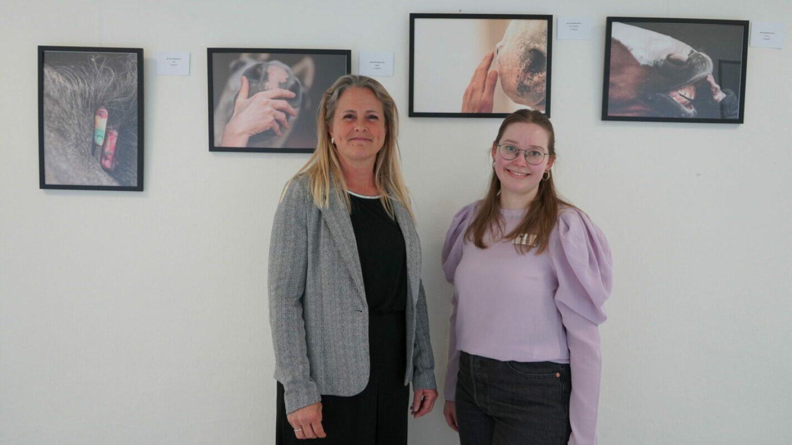 Fotografin Jenny Abrahamsson (links) und Programmorganisatorin Madlen Frese für Kultur & Kreativität (rechts) in Mitte der Fotoreihe „Zwischen Hand und Pferd“.