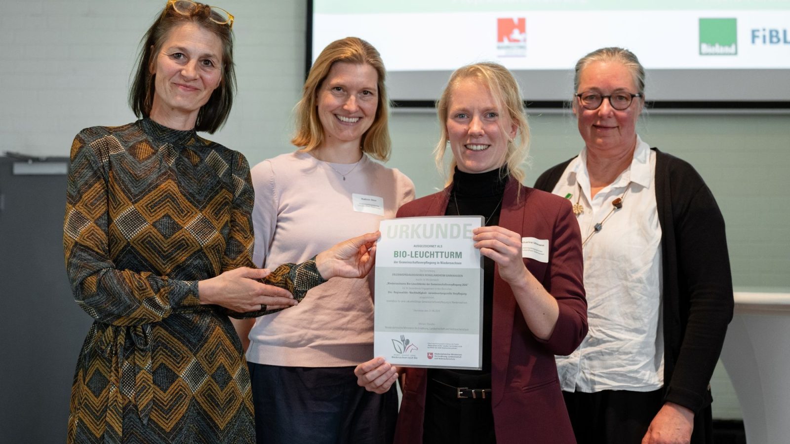 Ministerin Miriam Staudte mit Vertreterinnen des Erlebnispädagogischen Schullandheims Barkhausen bei der Auszeichnung als Bio-Leuchtturm