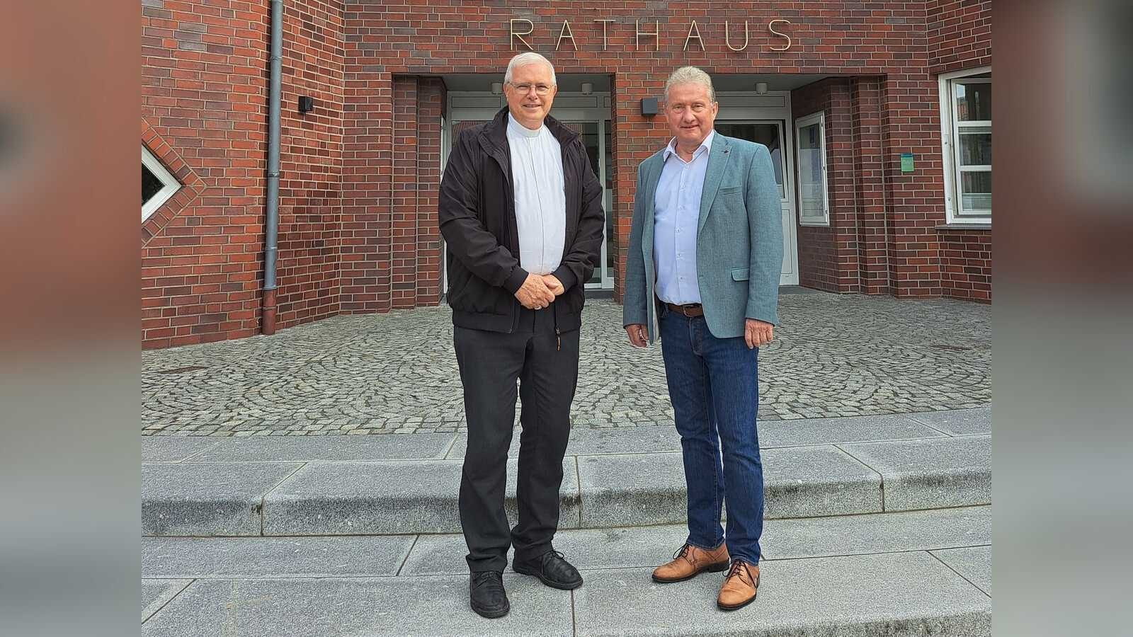 Bischof Bernardo Johannes Bahlmann und Visbeks Bürgermeister Gerd Meyer im Rathaus Visbek