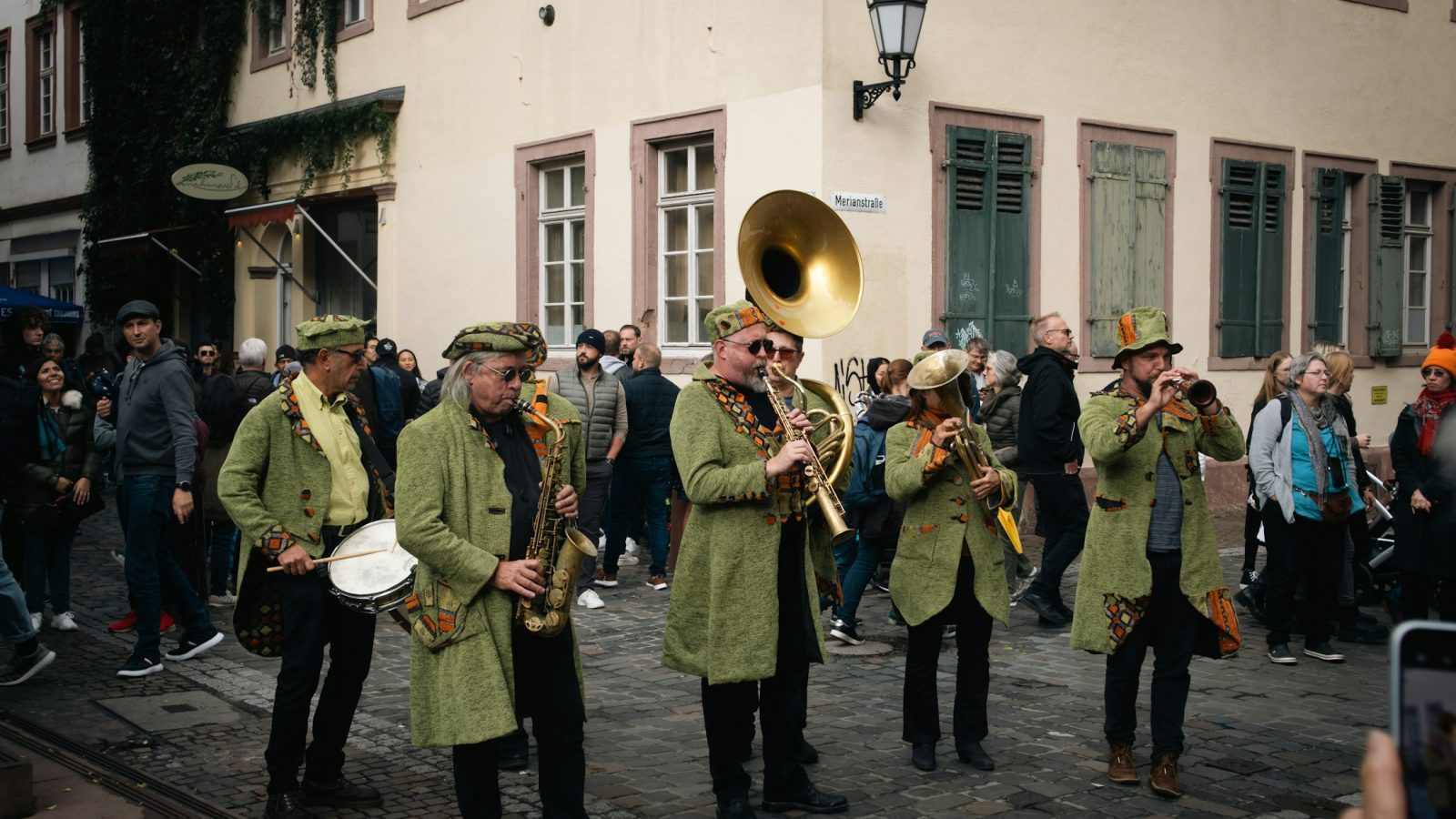 Blaskapelle spielt bei einem Straßenfest, Symbolbild