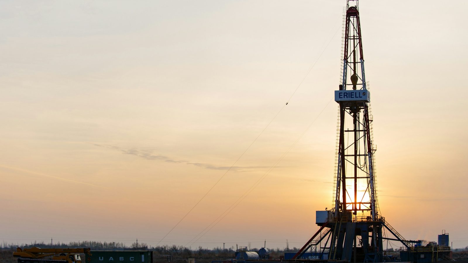 Bohrturm einer Tiefbohranlage vor blauem Himmel