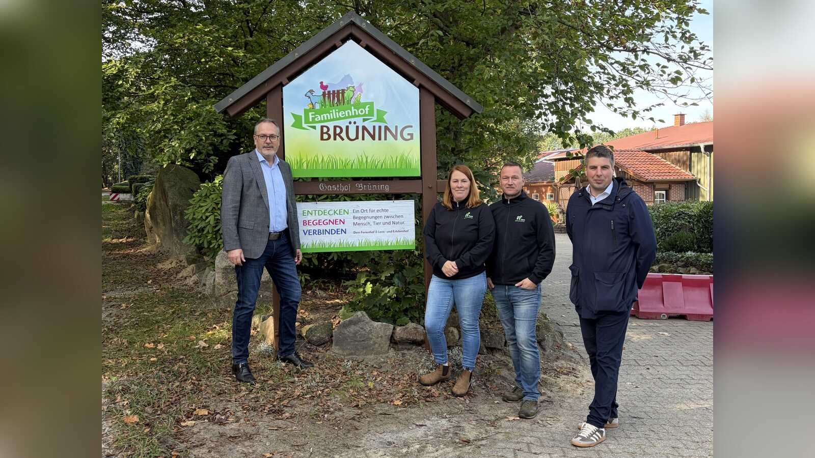 Bürgermeister Helmut Knurbein und Wirtschaftsförderer Alexander Kassner mit Verena und Raimund Brüning auf dem Familienhof Brüning
