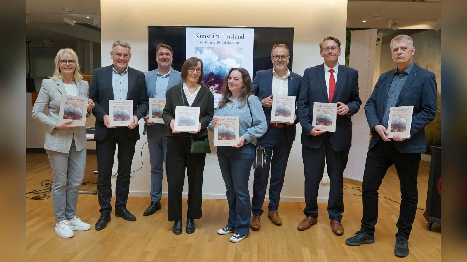 Buchpräsentation_04.05.2026_Gruppenbild1_verkleinert-1600x900