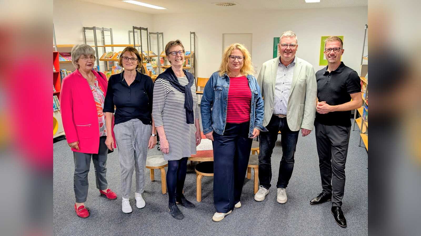 Gruppenfoto zur Eröffnung der neuen Bücherei-Zweigstelle Klausheide im Dorfgemeinschaftshaus