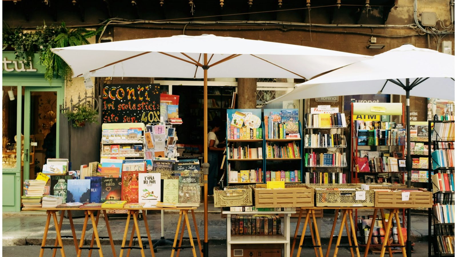 Gebrauchte Bücher liegen auf einem Tisch bei einem Bücherflohmarkt (Symbolbild)