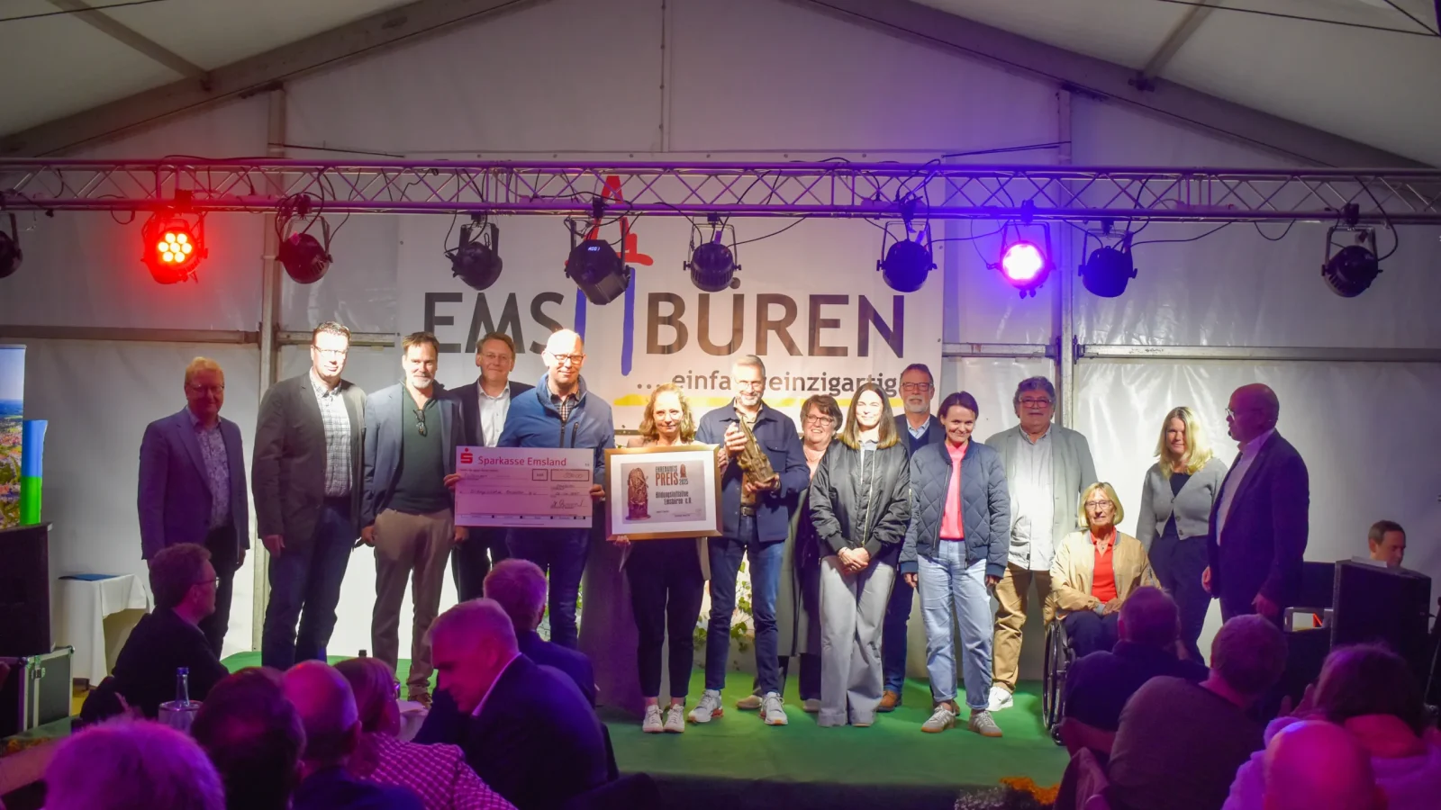 Vertreter der Politik übergeben den Ehrenamtspreis an Vertreter der Bürgerinitiative Emsbü-ren e.V.