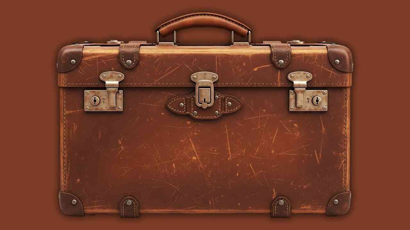 Brauner, abgenutzter Koffer mit Metallverschlüssen und einem Griff auf der Oberseite.