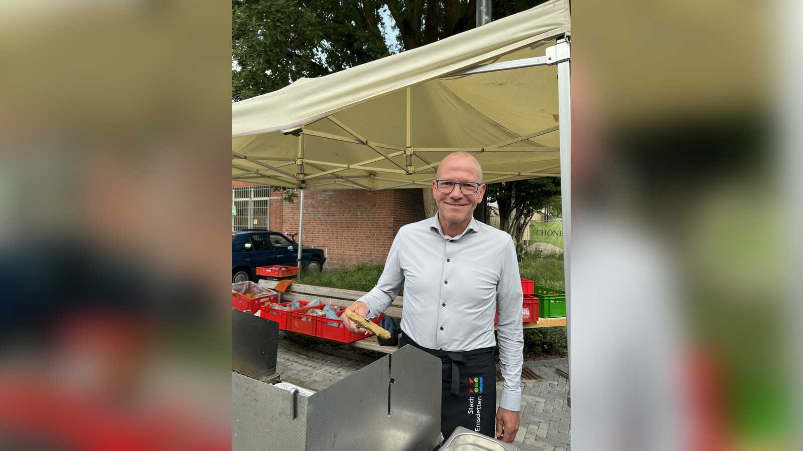 Bürgermeister Oliver Kellner schenkt bei der Veranstaltung „Der Bürgermeister kellnert“ Getränke aus