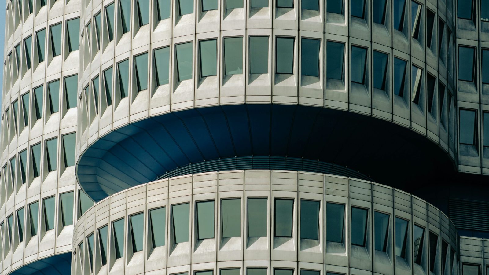 Moderne Bürofassade als Symbolbild für den Dienstleistungssektor