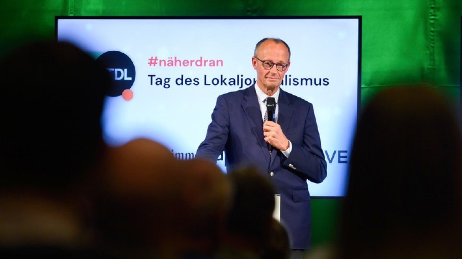 Bundeskanzler Friedrich Merz (CDU) spricht im Kulturhaus von Salzwedel zu den Teilnehmern vom "Tag des Lokaljournalismus". Lokalzeitungen und Medienhäuser luden Leserinnen und Leser zu einem Dialog mit dem Bundeskanzler ein. Verwendung des Bildes nur in Zusammenhang mit Berichterstattung zum Tag des Lokaljournalismus gestattet. Foto: Klaus-Dietmar Gabbert/dpa / Weiterer Text über ots und www.presseportal.de/nr/8218 / Die Verwendung dieses Bildes für redaktionelle Zwecke ist unter Beachtung aller mitgeteilten Nutzungsbedingungen zulässig und dann auch honorarfrei. Veröffentlichung ausschließlich mit Bildrechte-Hinweis.