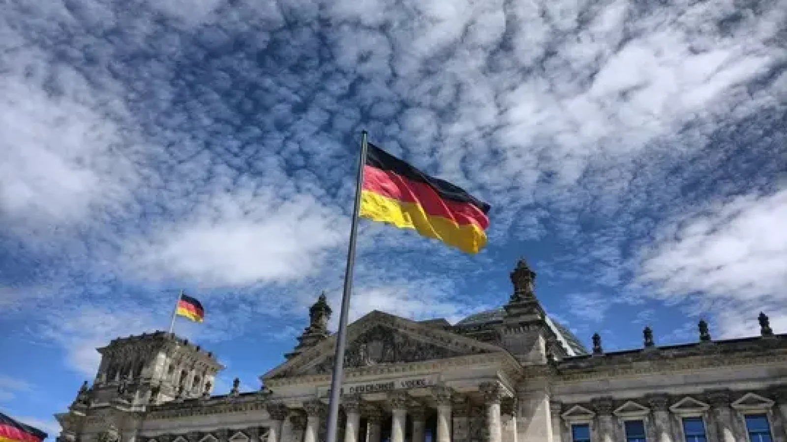 Bundestag_flag-35237~CC_PublicDomain