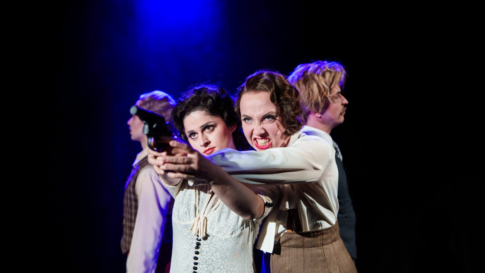 theater für niedersachsen: „Vermisst! Was geschah mit Agatha Christie?“, im Bild: Jack Lukas (John), Annemarie Purkert (Nancy Neale), Marion Wulf (Agatha Christie), Daniel Wernecke (Archibald Christie)