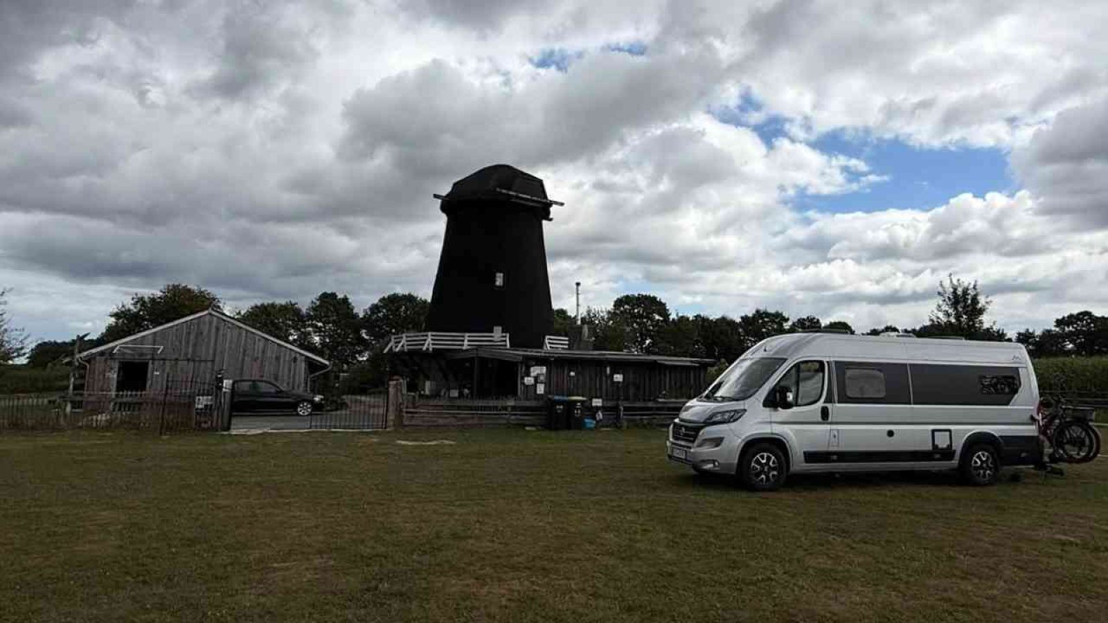 Camper an historischer Windmühle
