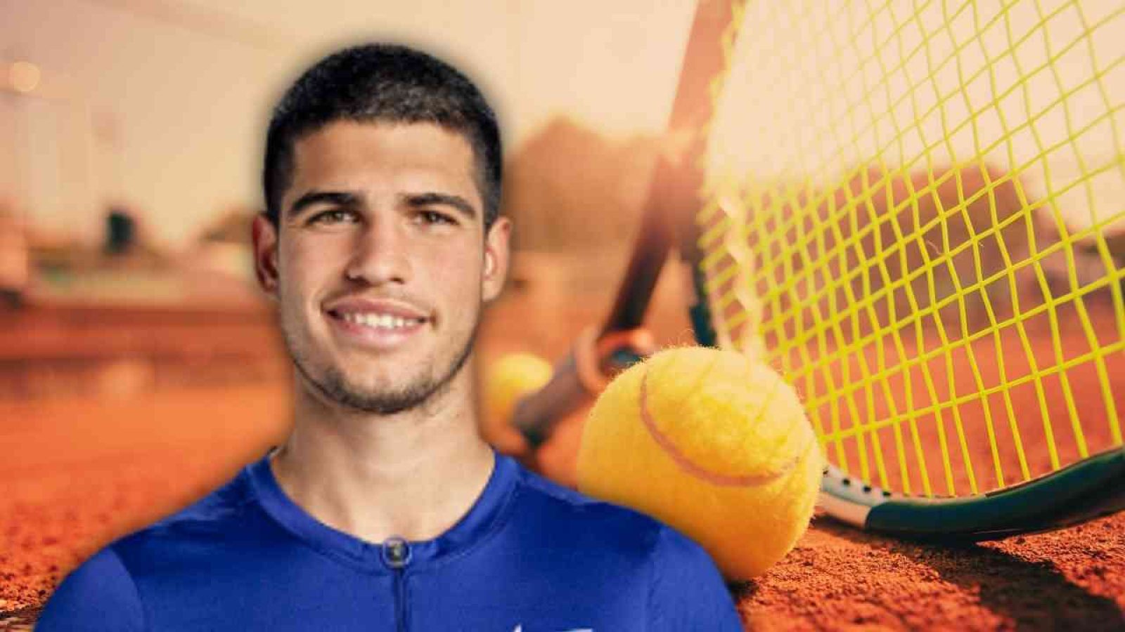 Carlos Alcaraz, ein professioneller Tennisspieler, lächelt vor einem Tennisplatz mit Tennisbällen und Netz.