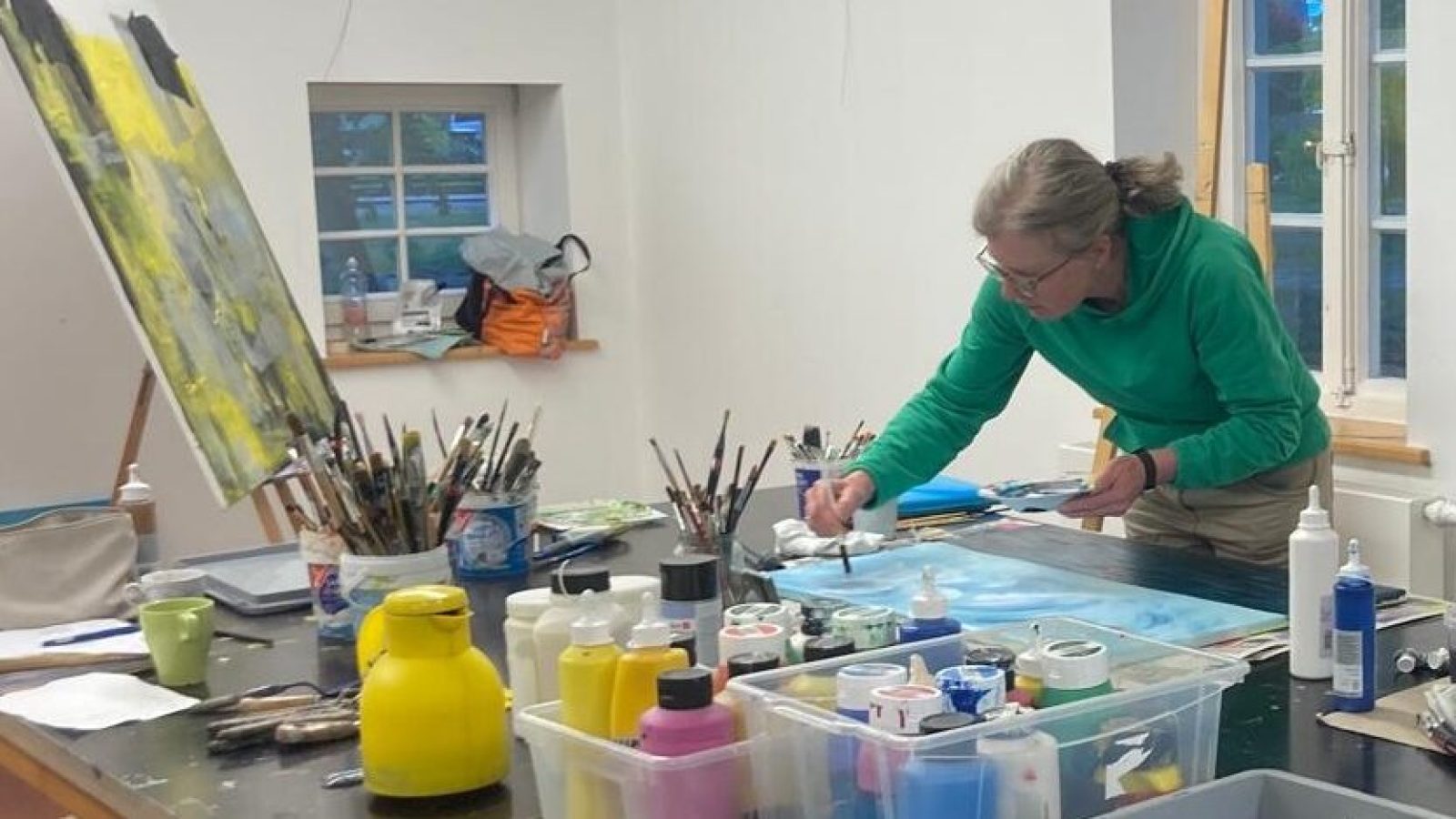 Ch. Benker-Wilkens ist vertieft in eine Himmelsdarstellung