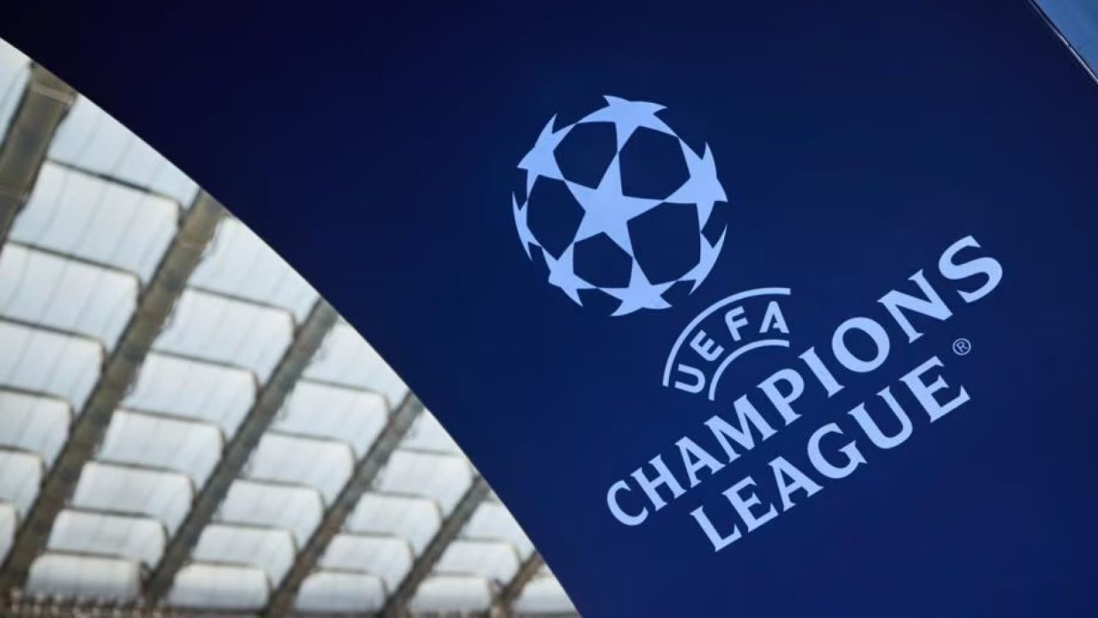 UEFA Champions League-Logo vor einem Stadiondach.