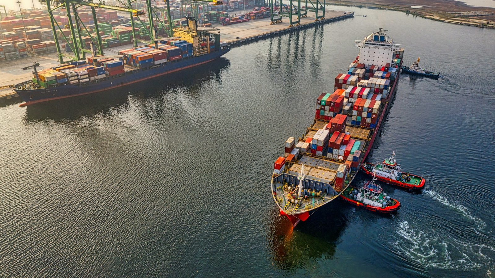 Containerschiff auf See als Symbolbild für den deutschen Außenhandel
