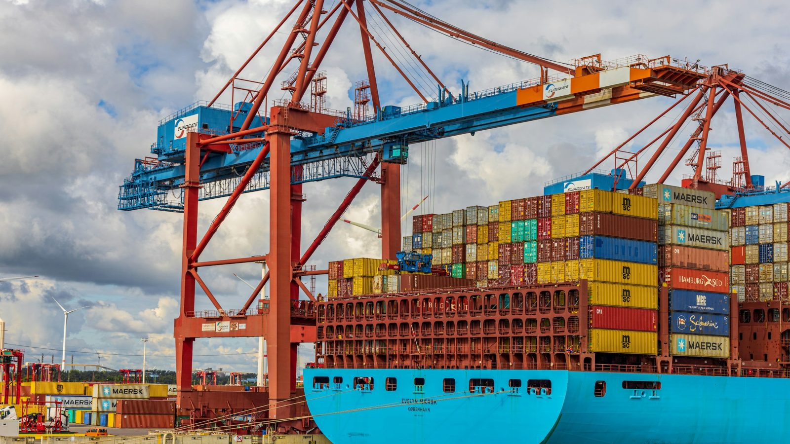 Containerschiff im Hamburger Hafen, Symbolbild für den deutschen Außenhandel