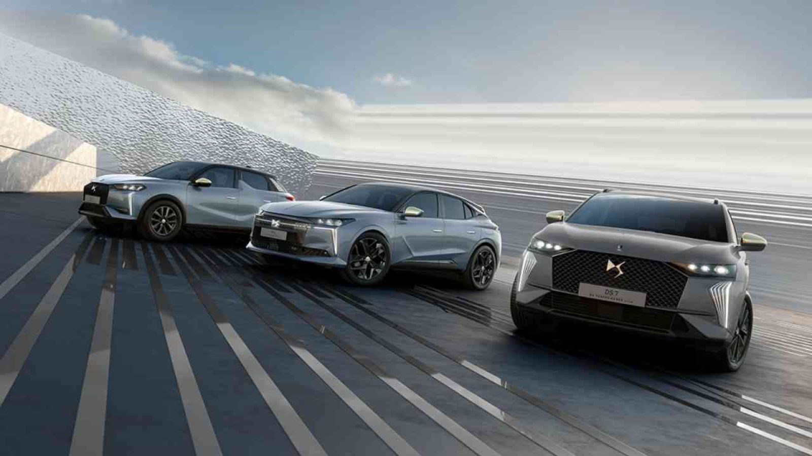 Drei Modelle von DS Automobiles in einer modernen Präsentation auf einer stilisierten Oberfläche.