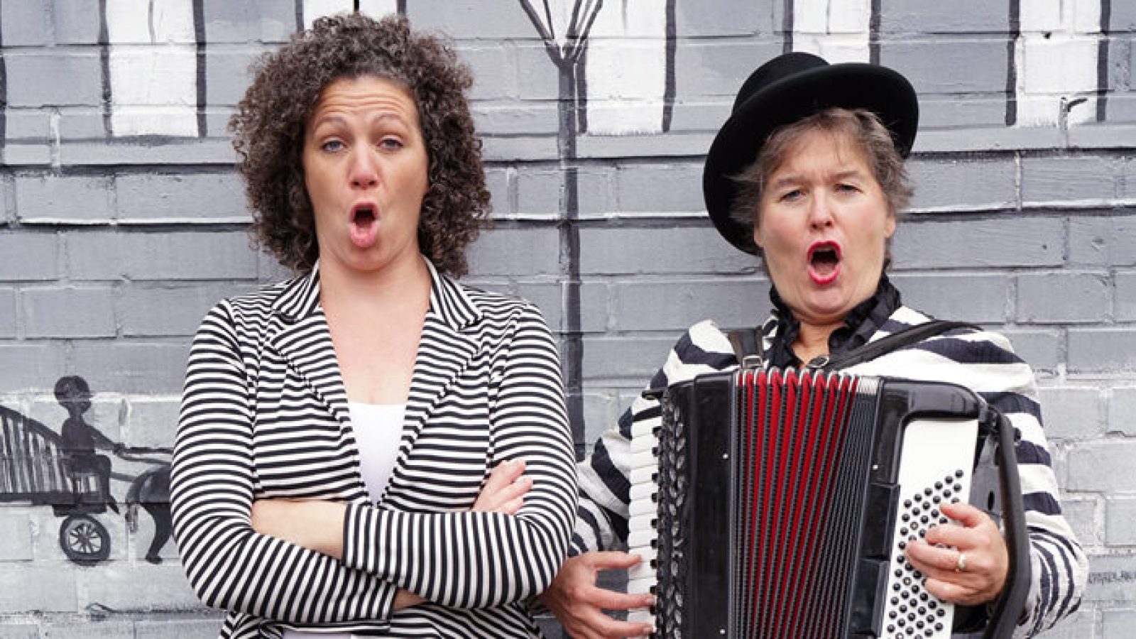 Rita & Victoria vor Laterne