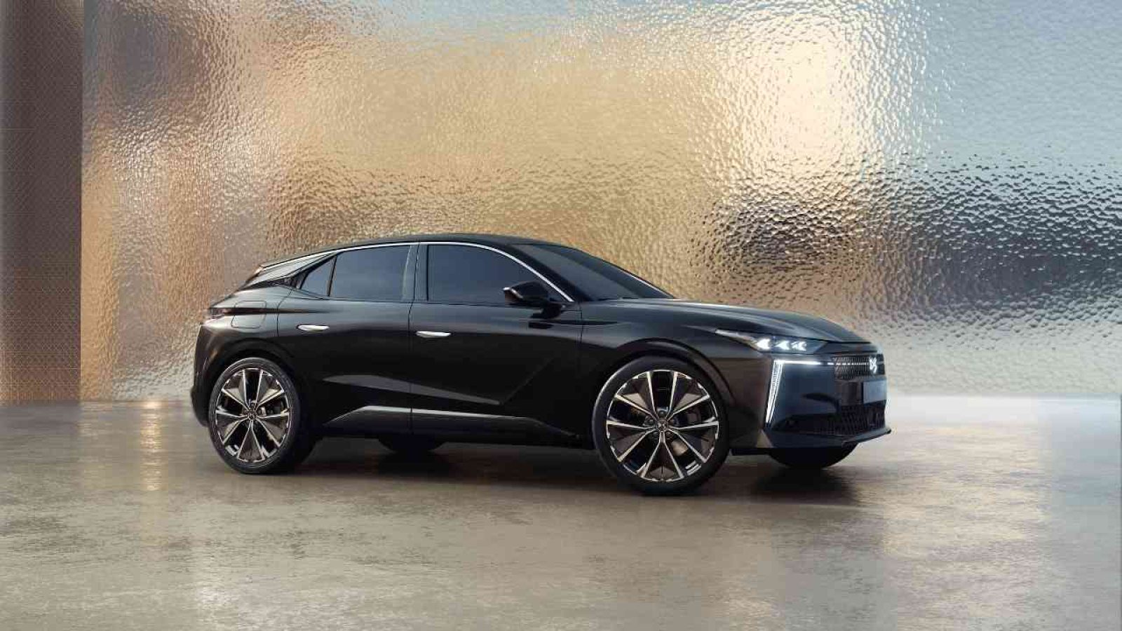 Schwarzes Elektroauto mit modernem Design, seitlich auf einem neutralen Hintergrund abgebildet.