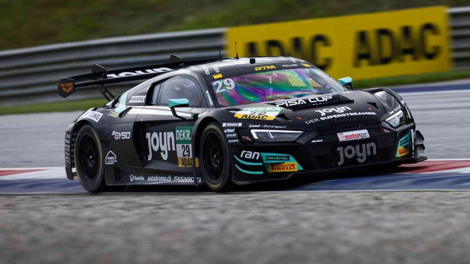 Rennwagen mit Sponsorenaufklebern auf Rennstrecke in Aktion, DTM-Rennen, schwarze Lackierung, dynamische Kurvenlage.