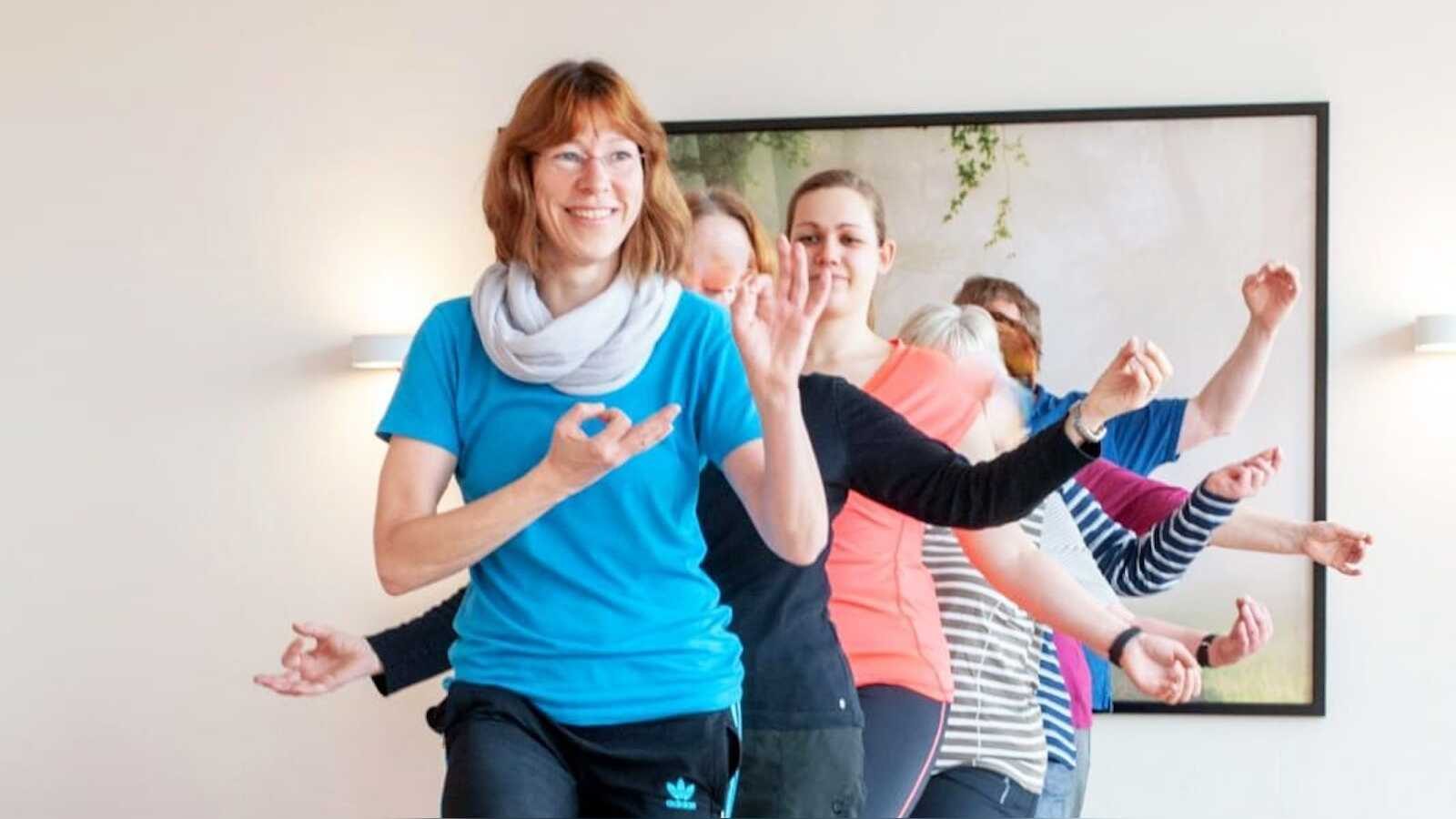 Seminarleiterin Marion Hartung, die das Qigong-Wochenende auf dem Kossehof der VHS Meppen leitet