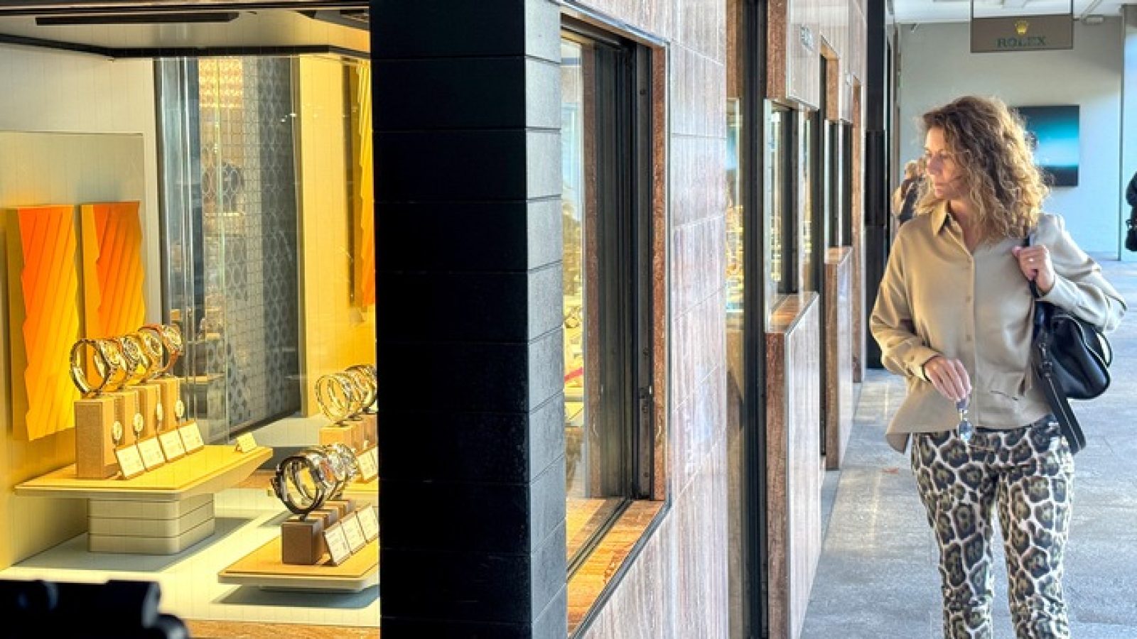 Schweiz: Marion Flatz-Mäser bei Dreharbeiten im Kanton Tessin: dort befinden sich drei der größten Gold-Raffinerien der Welt. / Nutzung des Bildes nur in Verbindung mit der Sendung. Keine Rechte für Social Media. / Weiterer Text über ots und www.presseportal.de/nr/6348 / Die Verwendung dieses Bildes für redaktionelle Zwecke ist unter Beachtung aller mitgeteilten Nutzungsbedingungen zulässig und dann auch honorarfrei. Veröffentlichung ausschließlich mit Bildrechte-Hinweis.