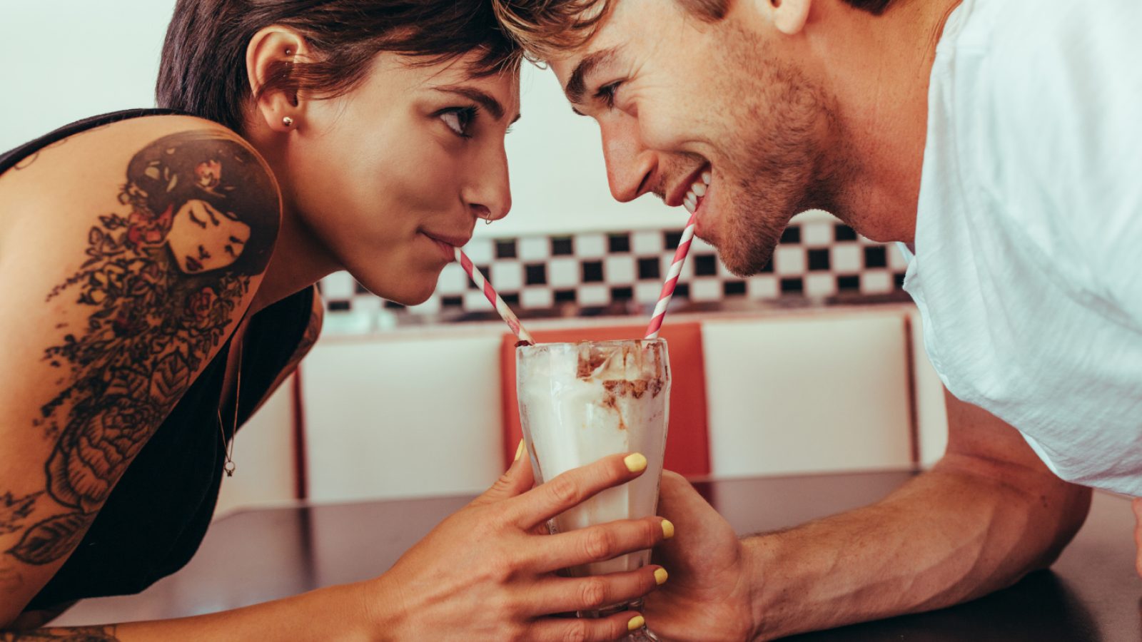 Echte Begegnung statt digitalem Vorbeiscrollen. / Weiterer Text über ots und www.presseportal.de/nr/71147 / Die Verwendung dieses Bildes für redaktionelle Zwecke ist unter Beachtung aller mitgeteilten Nutzungsbedingungen zulässig und dann auch honorarfrei. Veröffentlichung ausschließlich mit Bildrechte-Hinweis.