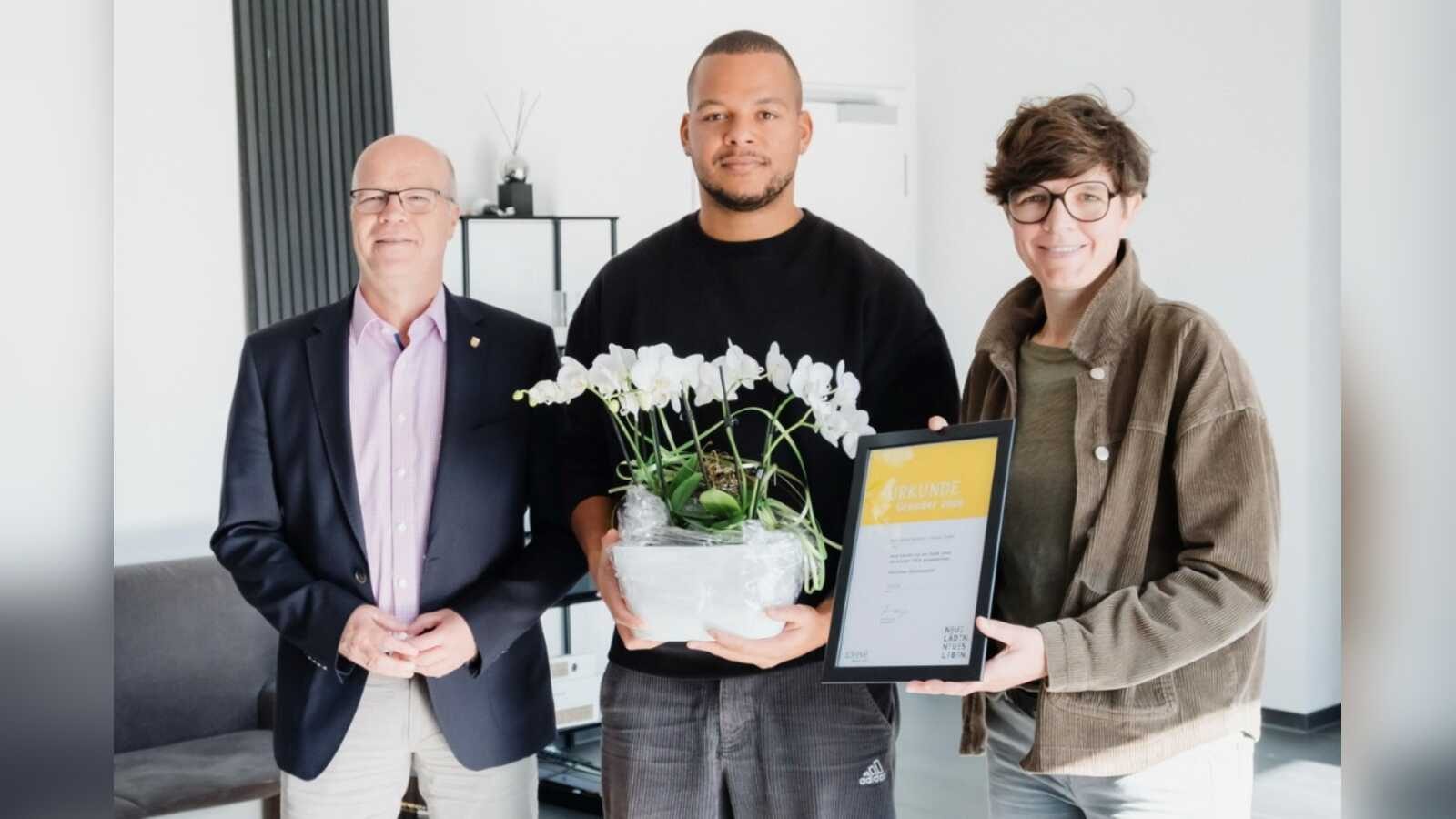 Gert Kühling, Nils Leeroy Aumann und Anne Nußwaldt bei der Übergabe der Förderurkunde an die Frames GmbH in Lohne