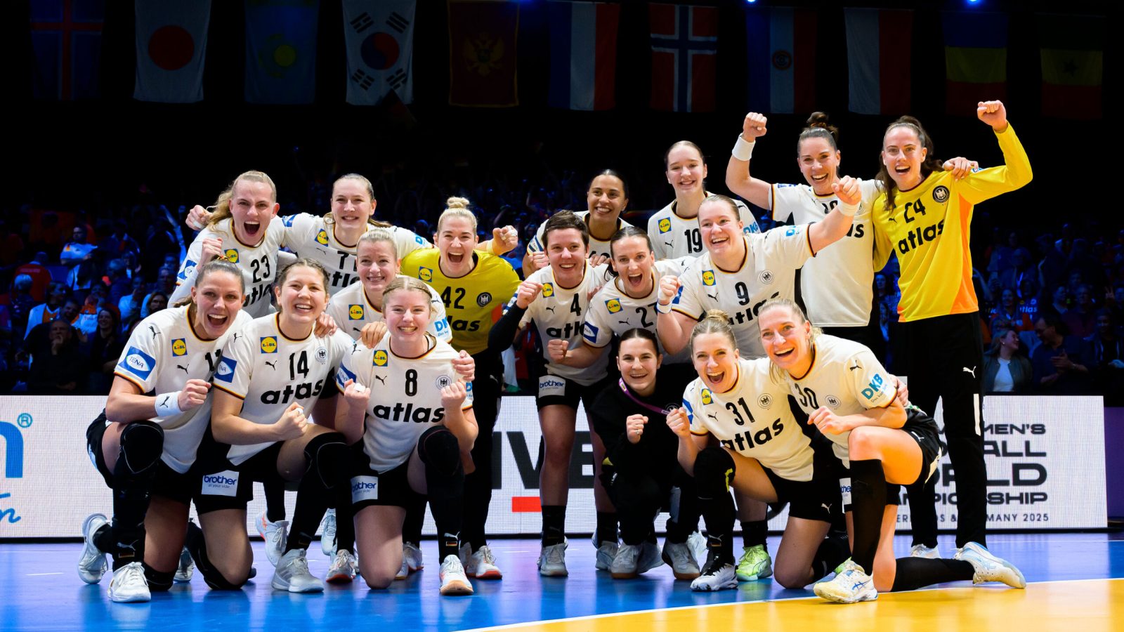 Handball, Frauen WM, Halbfinale: Frankreich - Deutschland

die Mannschaft von Deutschland Schlussjubel / Schlußjubel / Emotion / Freude /