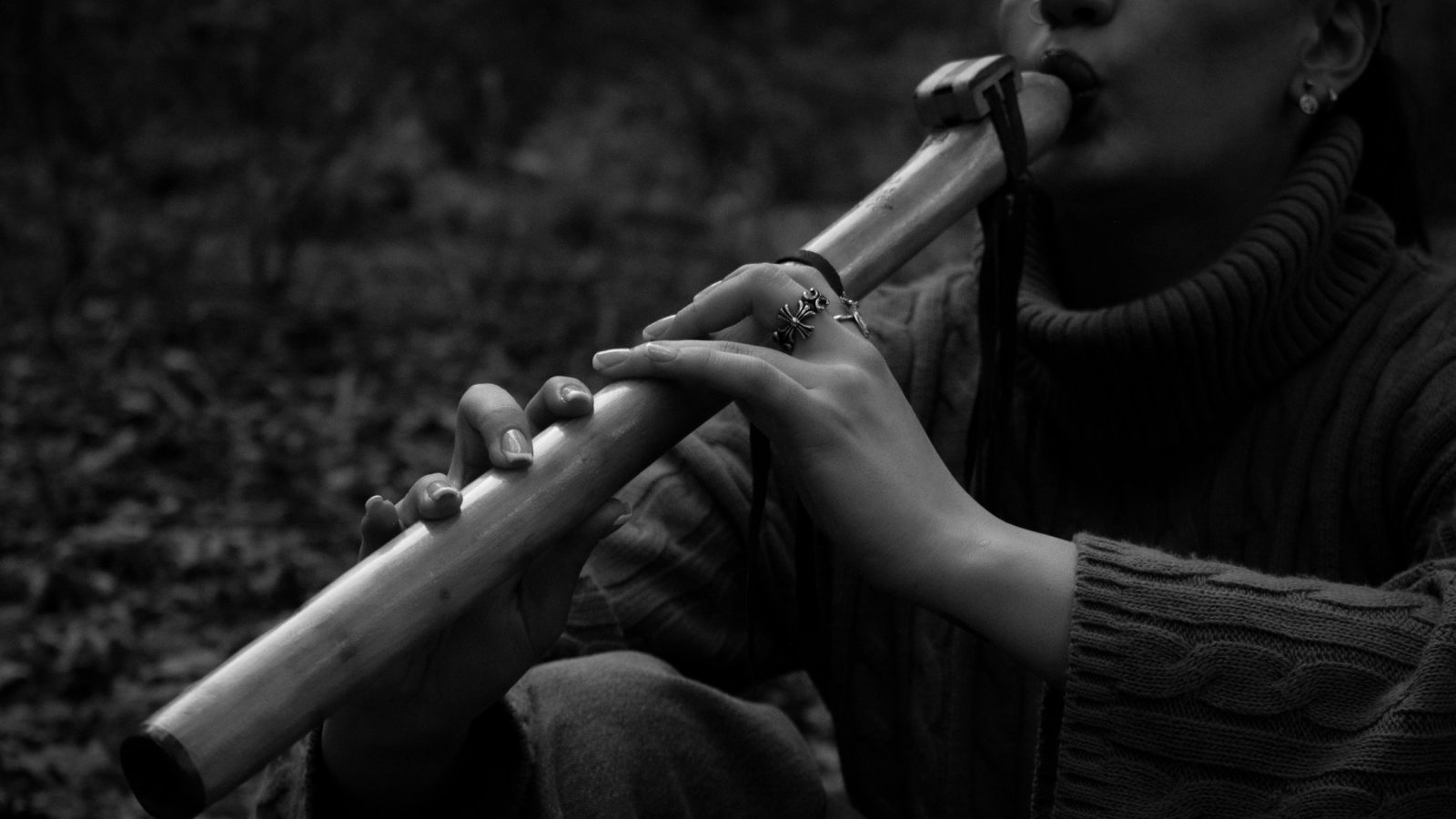 Person spielt ein Holzblasinstrument, Symbolbild zum Didgeridoo-Workshop