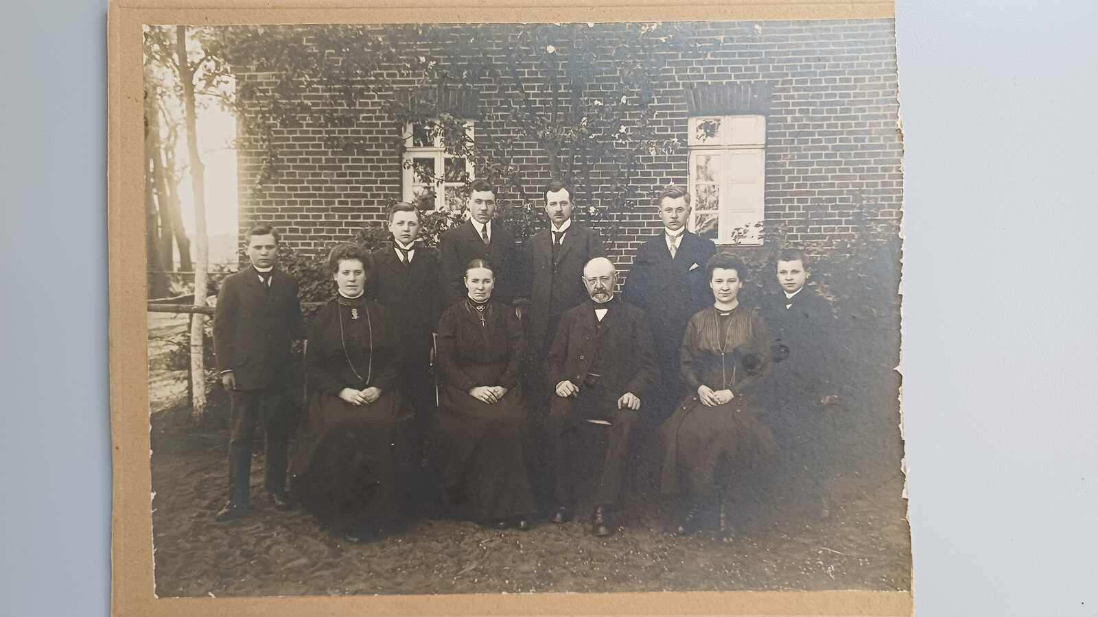 Die Familie Kuhr im Jahr 1923, sechste Person von links: Heinrich Kuhr