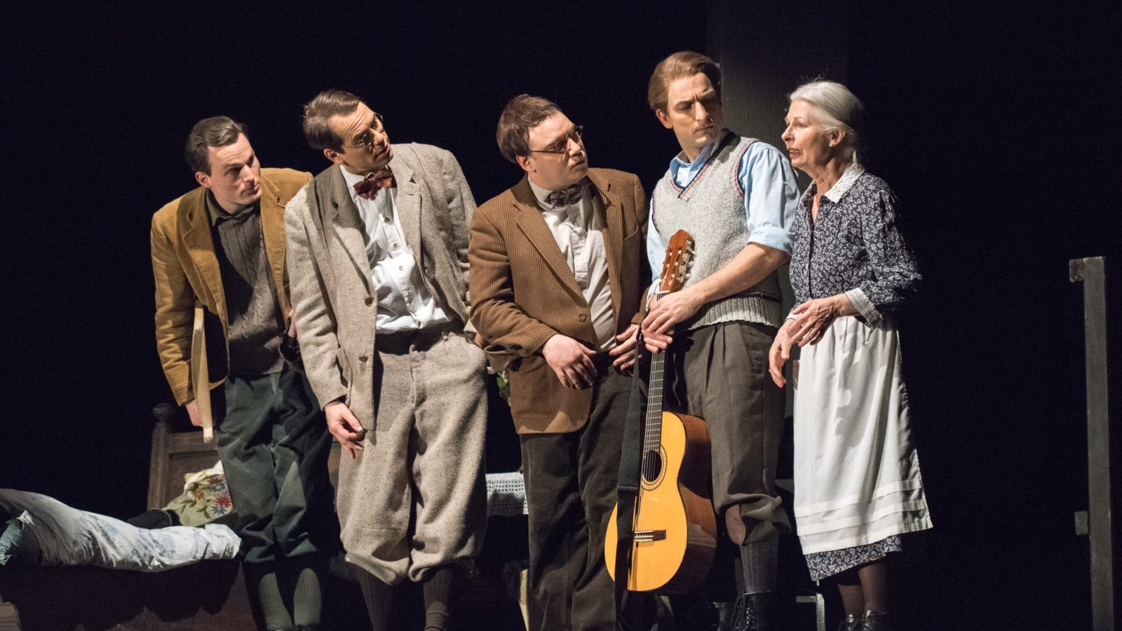 Die Feuerzangenbowle; Mit Tommaso Cacciapuoti, Klaus Falkhausen, Franz-Joseph Dieken, Ole Schlosshauer, Hannelore Droege, Verena Wolfien, Alexander Scala, Ole Bielfeldt, Steffen Köster, Tim Albers, Thomas Franz; Regie: Axel Schneider; Kostüme: Daniela Kock