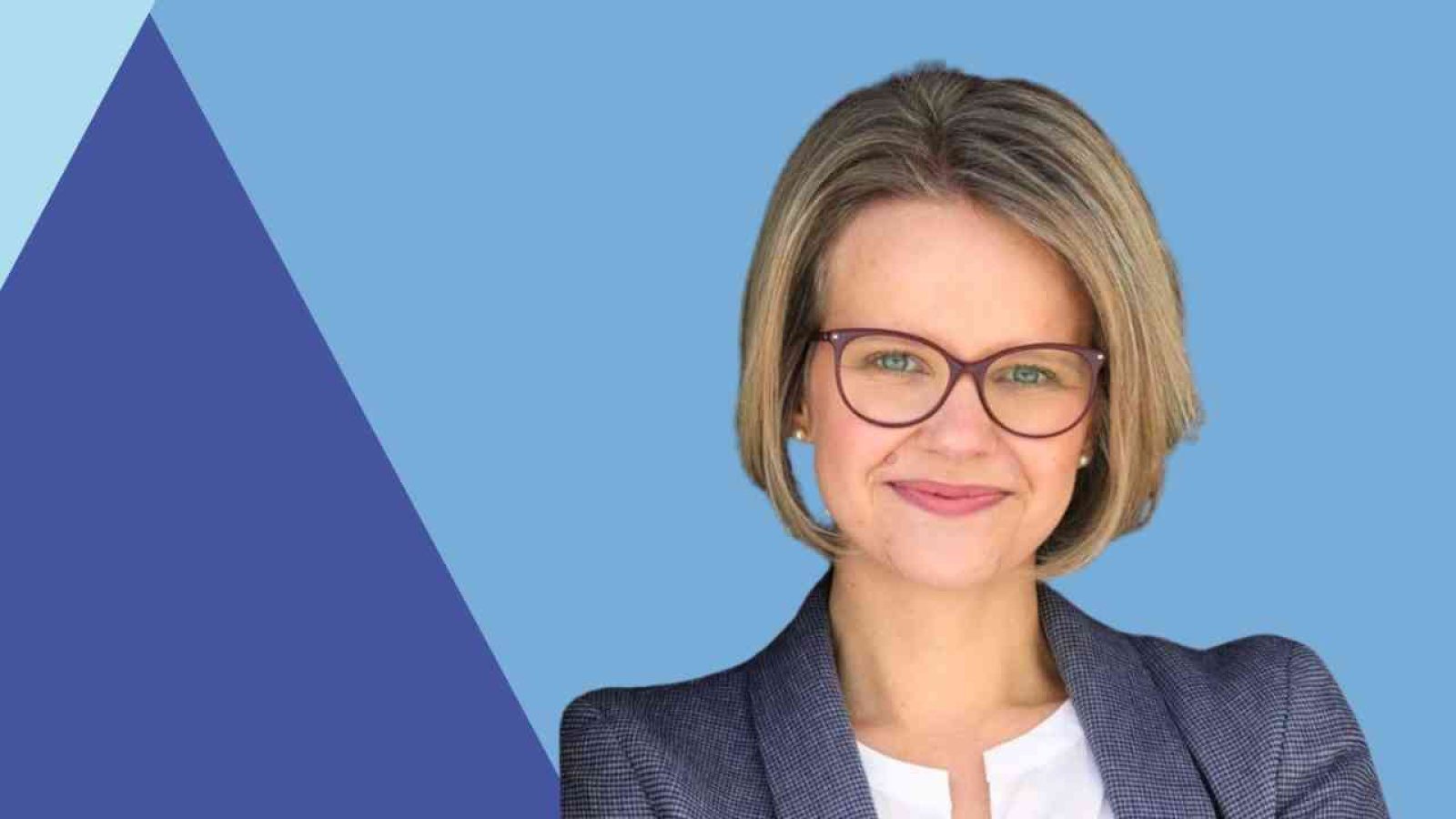 Frau am Arbeitsplatz in den Wechseljahren