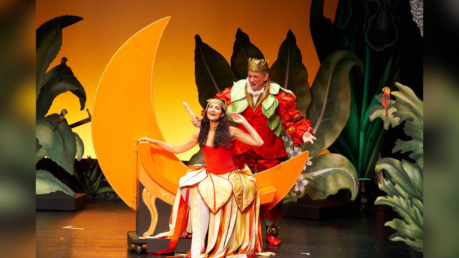 Szene aus dem Familienmusical Die Zauberflöte: Bravo, bravo Papageno der Kleinen Oper Bad Homburg