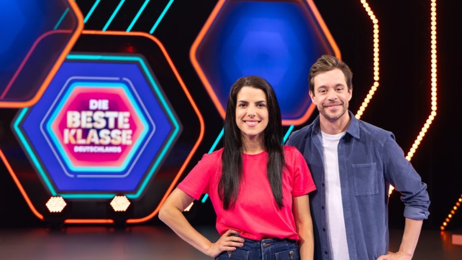 Clarissa und Tobi präsentieren die 23. Staffel von "Die beste Klasse Deutschlands".
© KiKA/Steffen Becker - Honorarfreie Verwendung gemäß AGB im engen inhaltlichen redaktionellen Zusammenhang mit genannter Sendung bei Nennung "Bild: KiKA/Steffen Becker" einschließlich Social Media
Einschließlich Social Media© KiKA/Steffen Becker - Honorarfreie Verwendung gemäß AGB im engen inhaltlichen redaktionellen Zusammenhang mit genannter Sendung bei Nennung "Bild: KiKA/Steffen Becker" einschließlich Social Media
Einschließlich Social Media / Weiterer Text über ots und www.presseportal.de/nr/6535 / Die Verwendung dieses Bildes für redaktionelle Zwecke ist unter Beachtung aller mitgeteilten Nutzungsbedingungen zulässig und dann auch honorarfrei. Veröffentlichung ausschließlich mit Bildrechte-Hinweis.