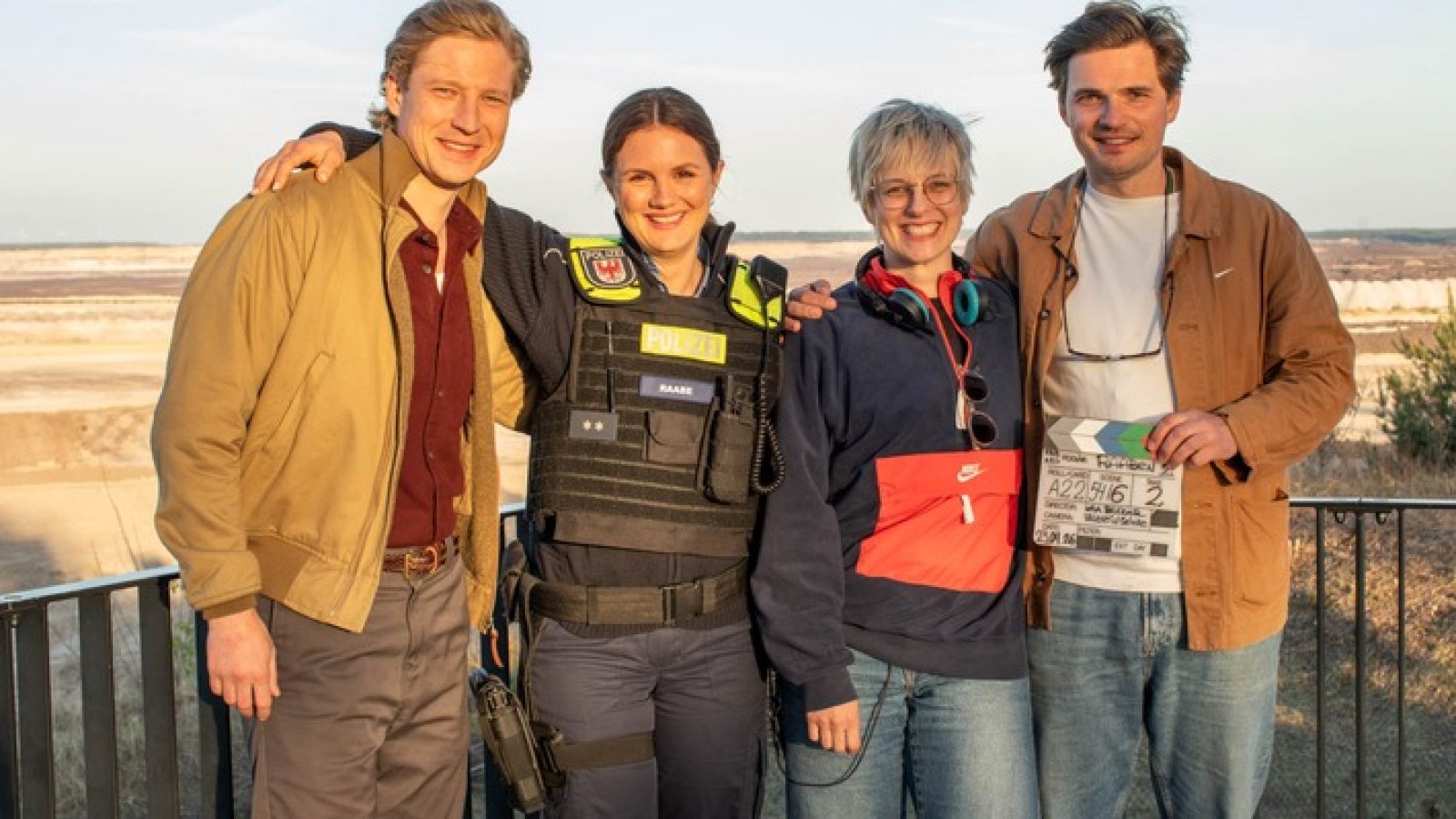 Bei den Dreharbeiten am Welzower Fenster (v.l.n.r.): Anton Rubtsov (Rolle Anton Raabe), Alina Stiegler (Rolle Tonja Raabe), Lea Becker (Regie), Valentin Selmke (Kamera)
© rbb/Oliver Vaccaro, honorarfrei - Verwendung gemäß der AGB von ARD-Foto im engen inhaltlichen, redaktionellen Zusammenhang mit genannter rbb-Sendung und bei Nennung "Bild: rbb/Oliver Vaccaro" / Weiterer Text über OTS und www.presseportal.de/pm/51580
