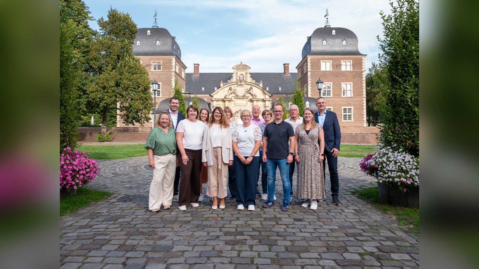 Acht Jubilarinnen und Jubilare der Stadtverwaltung Ahaus mit Bürgermeisterin Karola Voß bei der Ehrung im Schlosshotel Ahaus