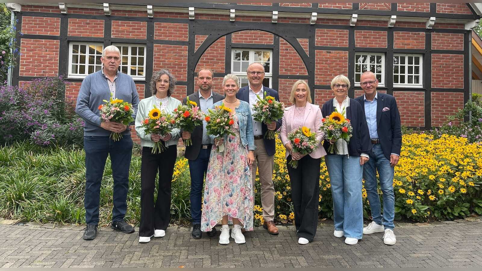 Bürgermeister Oliver Kellner mit sieben Jubilarinnen und Jubilaren der Stadtverwaltung Emsdetten