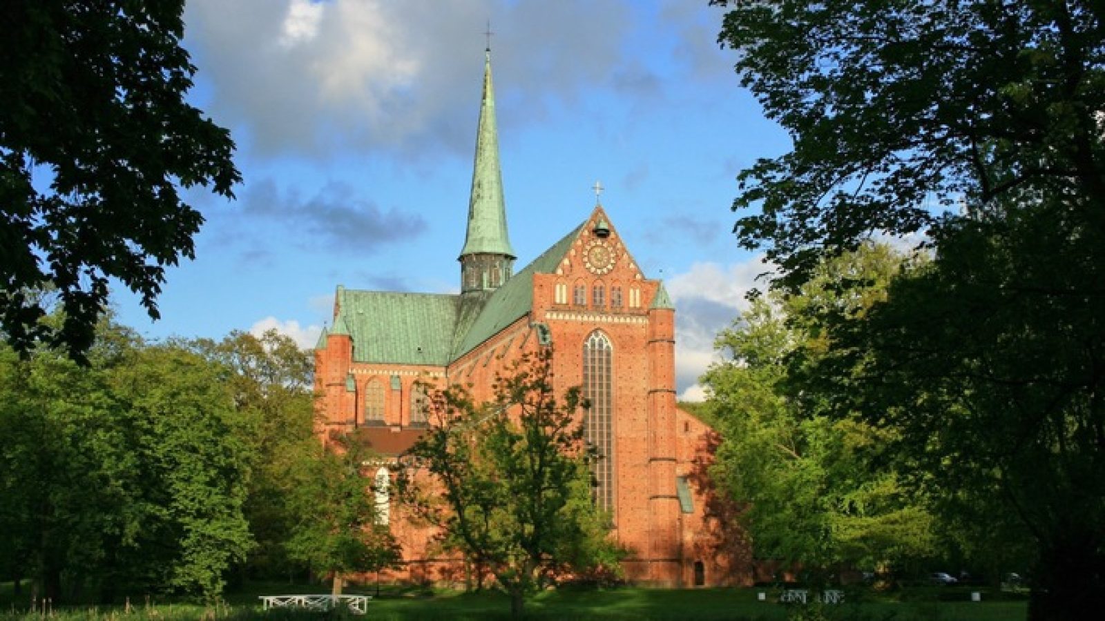 Die Bundesingenieurkammer hat das Doberaner Münster als "Historisches Wahrzeichen der Ingenieurbaukunst in Deutschland" 2026 ausgezeichnet. Mit der Ehrung wird ein Bauwerk gewürdigt, das in besonderer Weise für die Entwicklung innovativer Konstruktionen im mittelalterlichen Ingenieurbau steht. / Weiterer Text über ots und www.presseportal.de/nr/18349 / Die Verwendung dieses Bildes für redaktionelle Zwecke ist unter Beachtung aller mitgeteilten Nutzungsbedingungen zulässig und dann auch honorarfrei. Veröffentlichung ausschließlich mit Bildrechte-Hinweis.